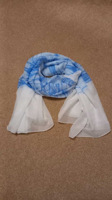 Delikatna cienka chusta biało-błekitna 115/175 cm