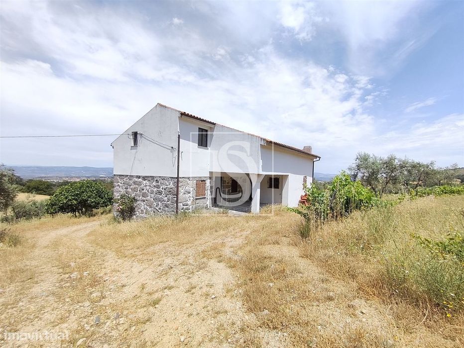 Detached T4 House for Sale in Linhares, Celorico da Beira