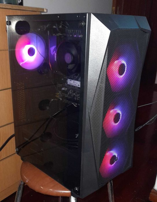 Vendo computador AMD já montado e a funcionar. Inclui torre PC Novo.