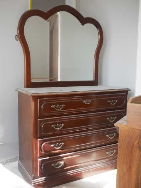 Conjunto de Quarto Clássico com Tampos em Mármore (3 peças)