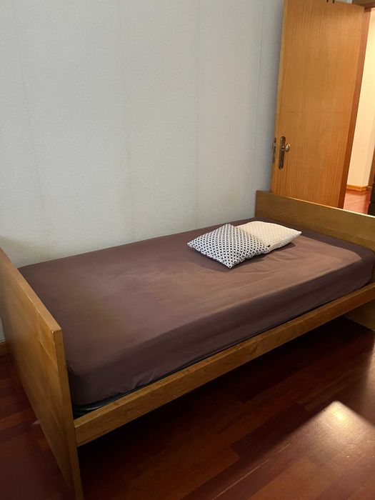 Cama de solteiro em madeira maciça