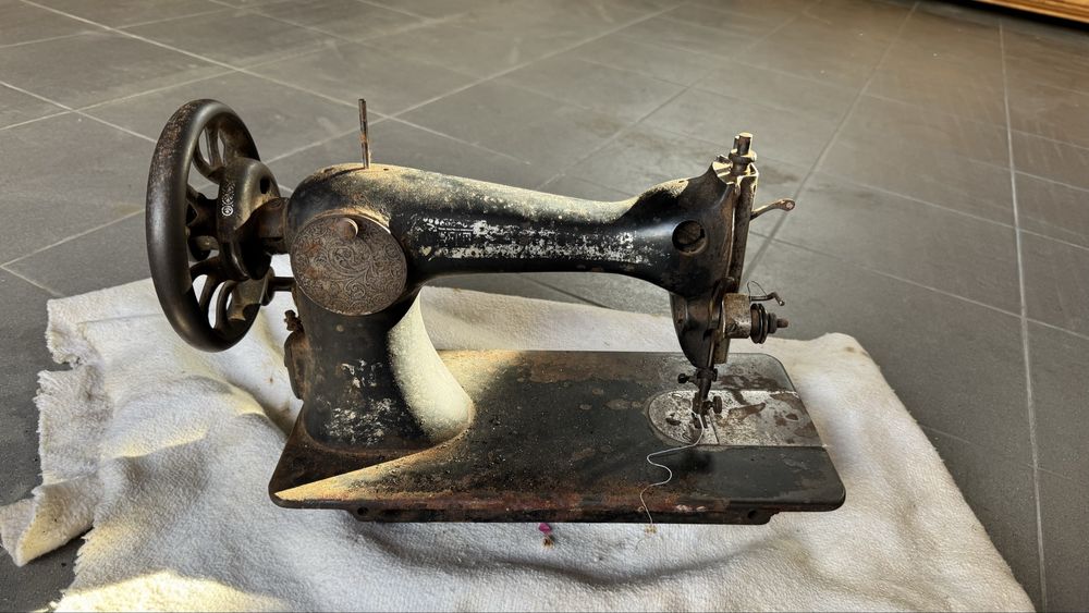 Maquina de costura primitiva