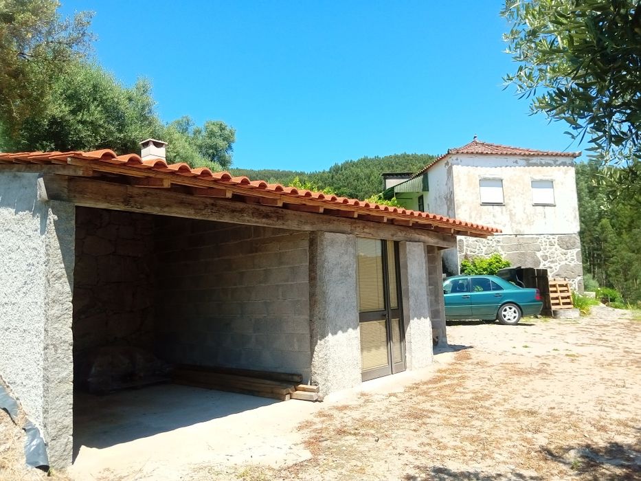 Casa para restaurar e terreno