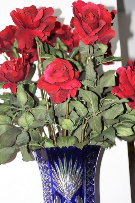 Jarrão de cristal em tons de azul e branco com uma lapidação explend