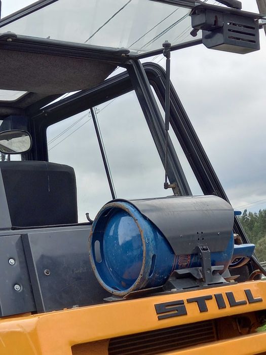 Empilhador Still Hybrid-Gás 2. Toneladas, deslocamento lateral de 2006