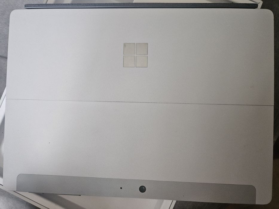 Tablet Microsoft Surface Go + rysik (1. generacji) wariant pamięci: 4 GB RAM / 64 GB eMMC .