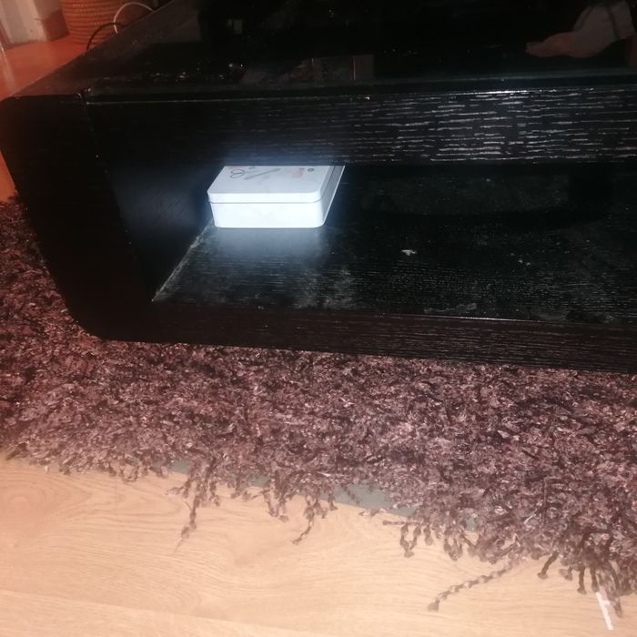 Mesa de centro em madeira maciça preta com tampo em vidro