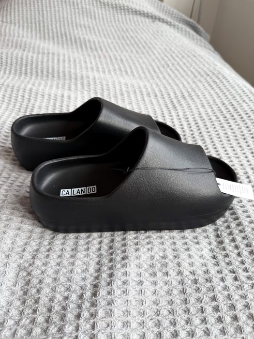 Czarne buty/klapki na lekkim podwyższeniu