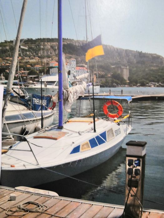 Продасться яхта в доброму стані. Матеріал склопластик. .