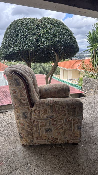 Conjunto de sofá + poltrona vintage em tecido e madeira