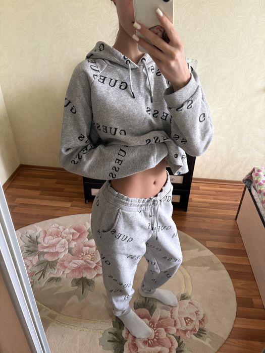 Сірий спортивний костюм Guess