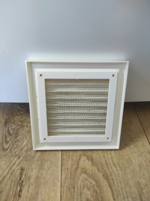 Вентиляційна пластикова решітка із сіткою