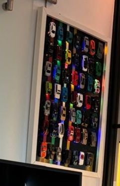 Ręcznie wykonana tablica Hot Wheels – 49 samochodzików z oświetleniem