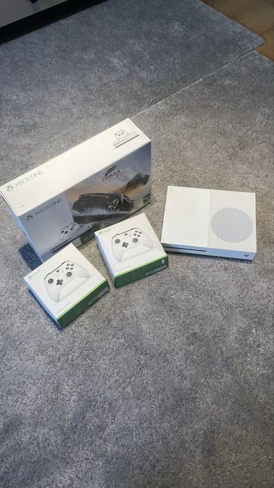XBOX ONE S + 2 Pady
