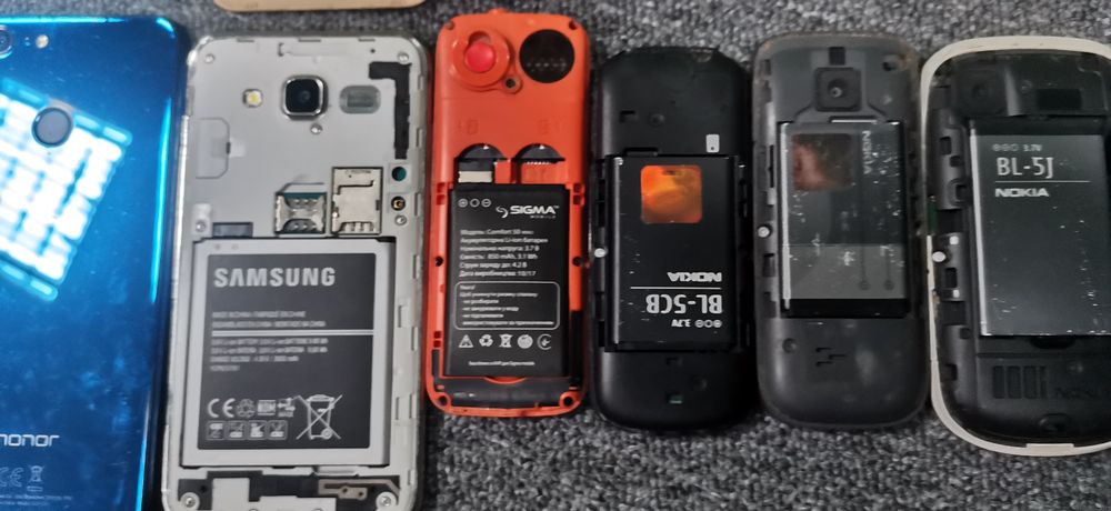 Телефони одним лотом.