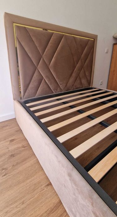 Camas De Casal Estofadas ALTA GAMA - MODELO ESTRELHA - Top de Gama 190x140m Estrado Incluído!!