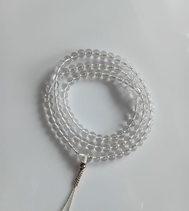 Mala buddyjska kryształowa 8 mm na mocnym sznurku.