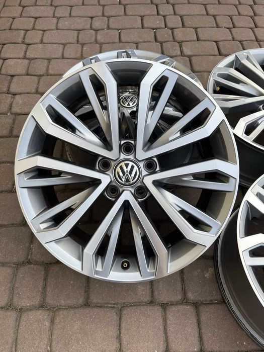Oryginalne alufelgi Vw 5x112 18 cali Bicolor T-Roc Passat Ateca