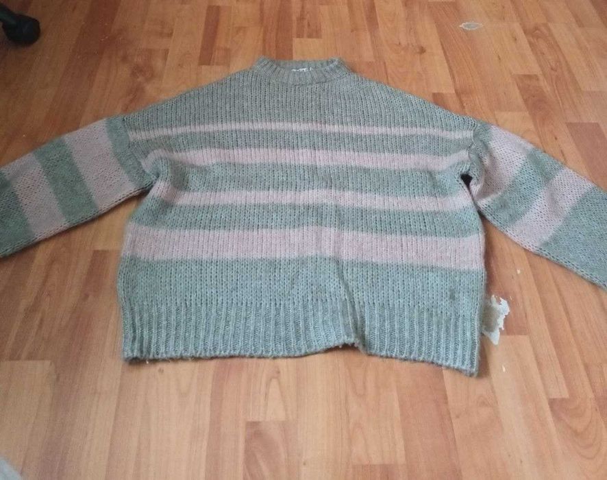 Подарую жіночі кофти, пальтечко. Розмір S.