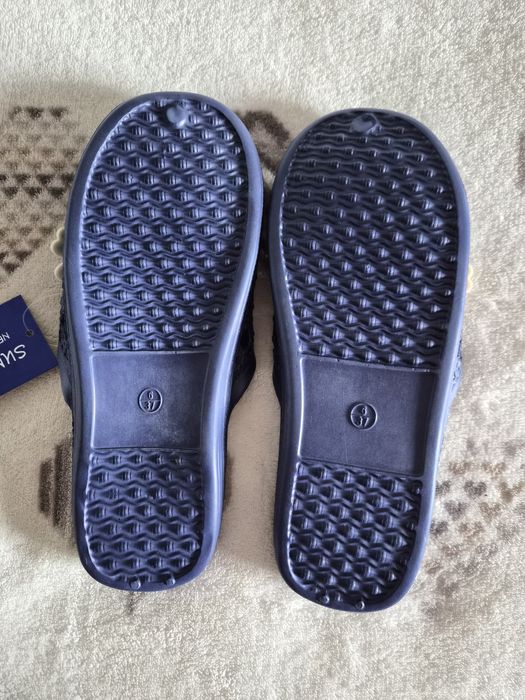 Klapki basenowe nowe, r. 37