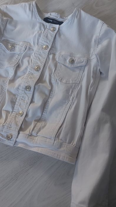 Narzutka kurteczka ślubna biała sinsay jeans aplikacja bolerko marynar