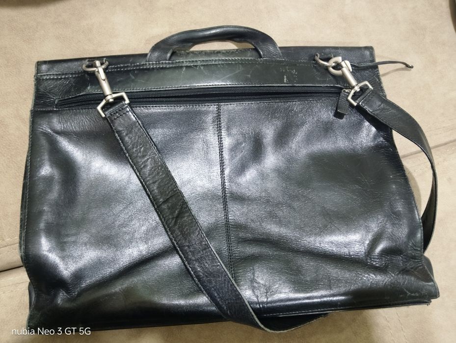 чорна сумка з натуральної шкіри від бренду Radley.