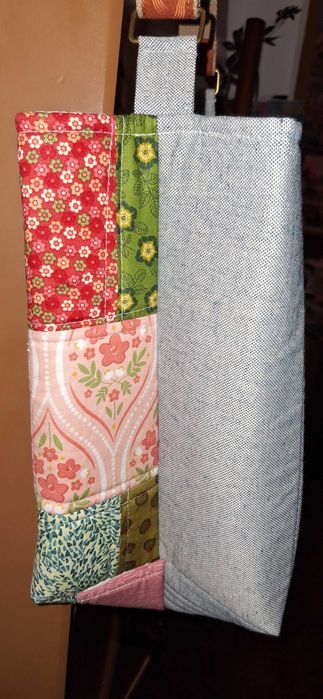 Tote bag com trança francesa e quadrados.