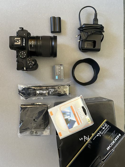 Nikon z5 бездзеркальна  + Nikkor 24-70 f4 S повний кадр