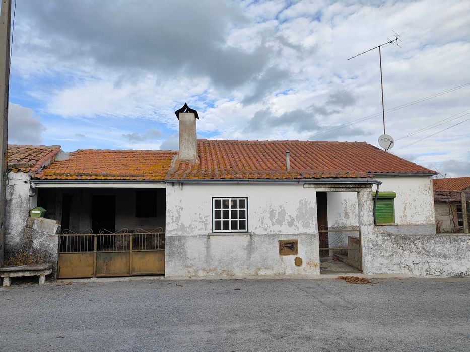 Moradia independente à VENDA na R. dos Ferreiros, 14, ALMEIDA