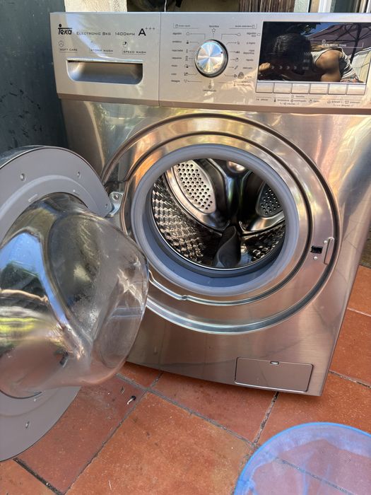 Máquina de lavar a roupa cinzenta, marca Teka