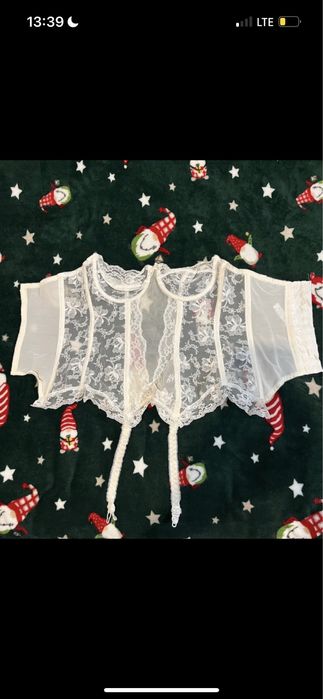 Koronkowy gorset z paskami do pończoch