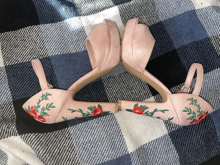 Босоніжки жіночі на підборах. Туфлі . З вишивкою Shoes Camellia бежеві