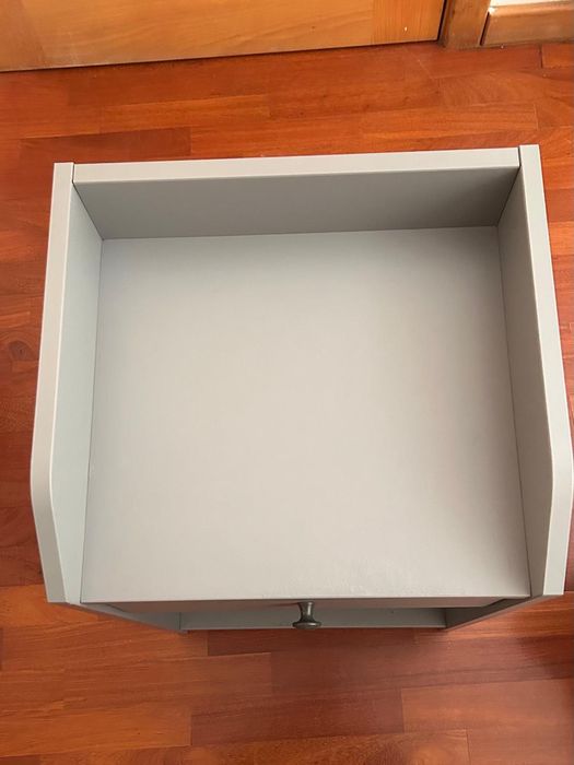 Cama e mesa de cabeceira