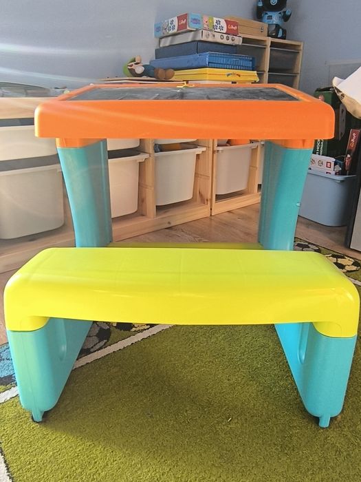 Stolik z tablicą kredową