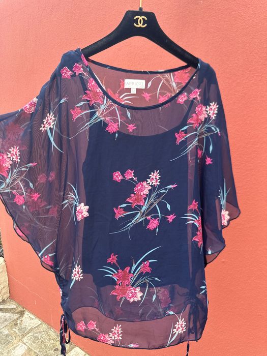 Blusa azul com estampa floral