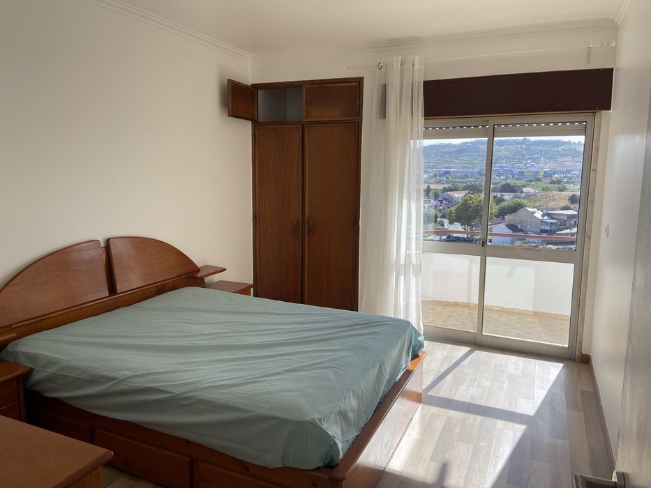 Alugo dois Quartos, com wc e cozinha partilhada