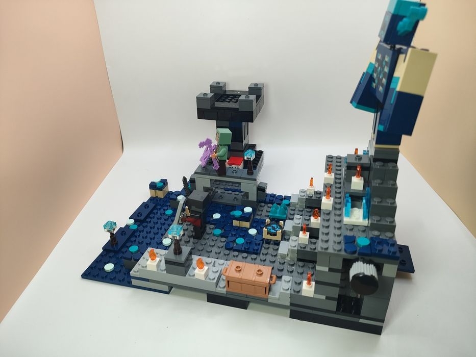używany zestaw LEGO Minecraft 21246: the deep dark battle