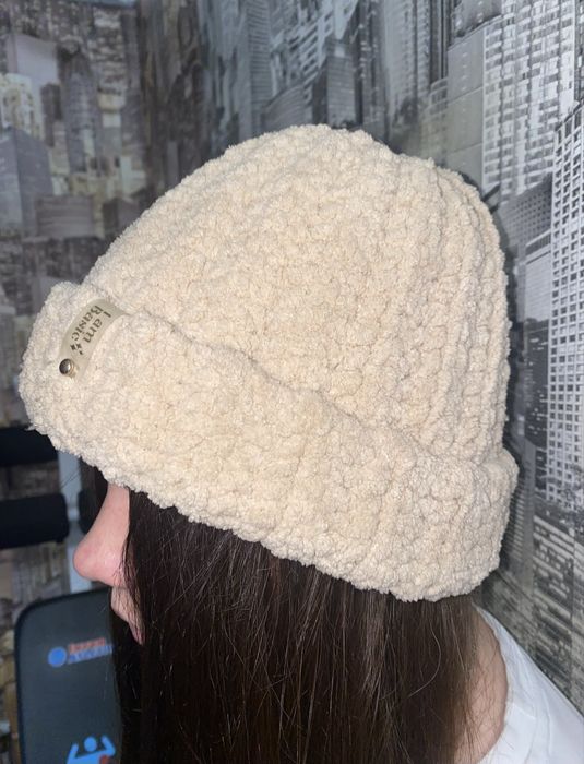 Шапка жіноча бежевого кольору