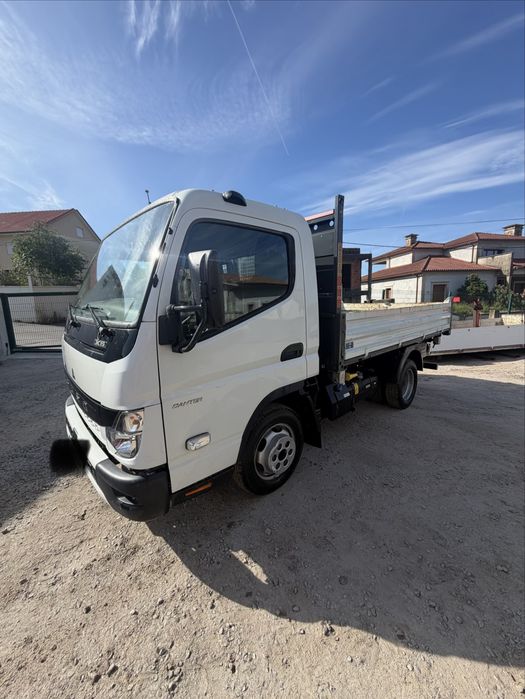 Mitsubishi Fuso ligeira com báscula  de 2023