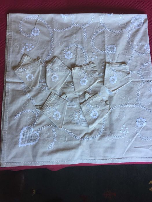 3 toalhas de mesa com crochet e bordados