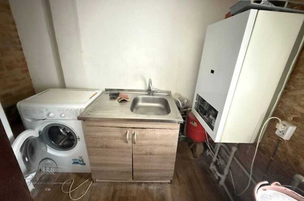 Здається компактний будинок з новим ремонтом, техніка та меблі.