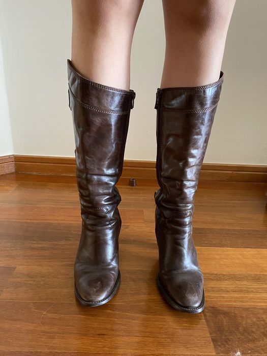 Botas de pele  com aplicações em metal