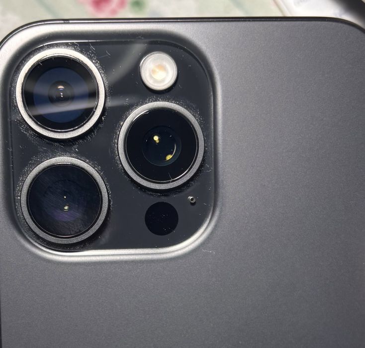 iPhone 15 Pro Max - Estado Imaculado + 2 Capas (Speck e Original) + caixa