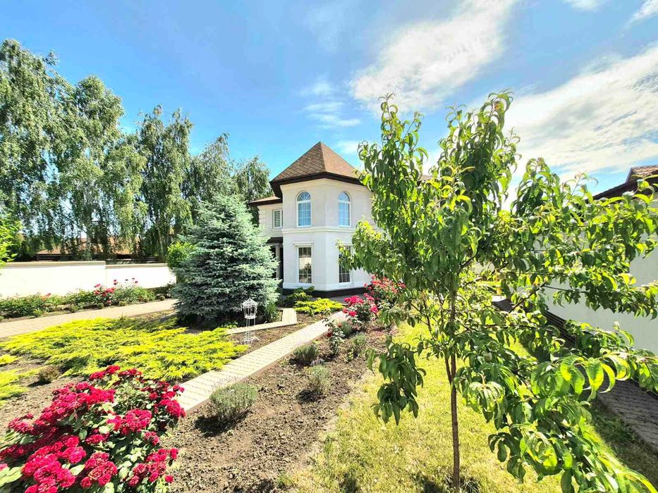 Продам мальовничий та сучасний будинок в Французькому стилі.
