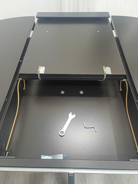 Mesa de jantar preta redonda