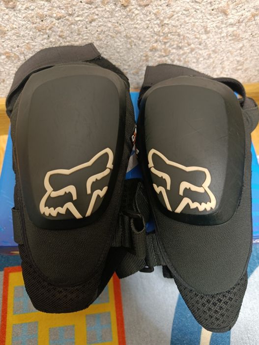 Захист колін FOX LAUNCH PRO D3O