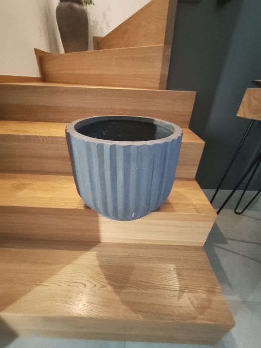 Szara donica ryflowana na taras
