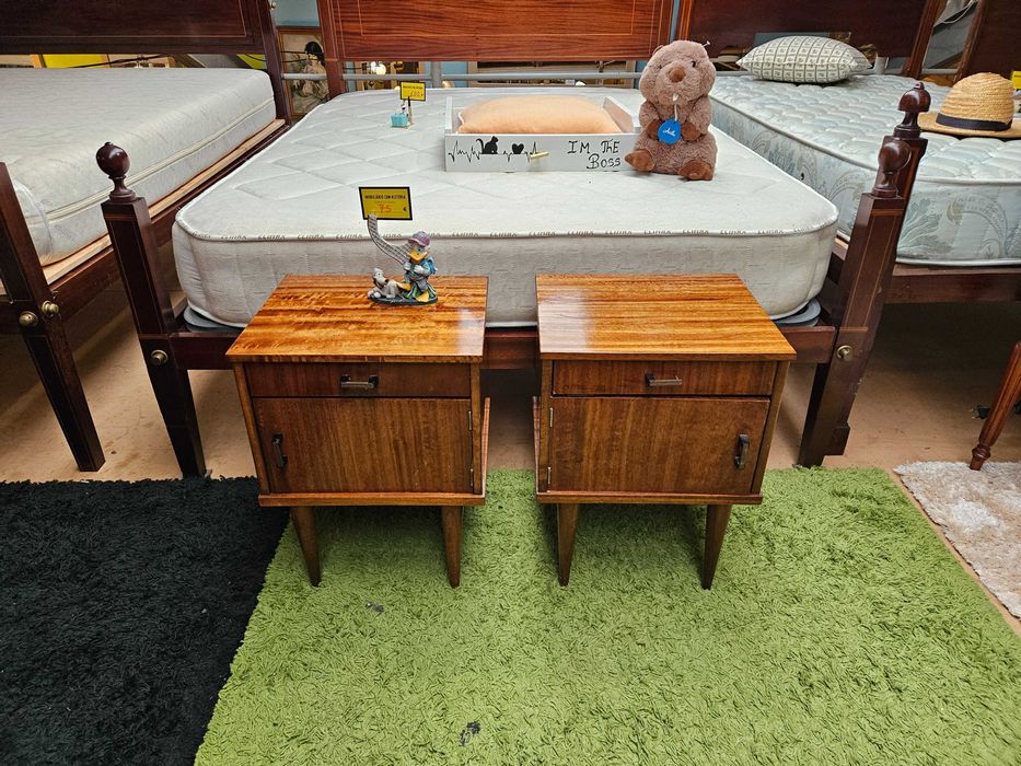 Mesas de cabeceira vintage - Valor unitário - Bom estado geral