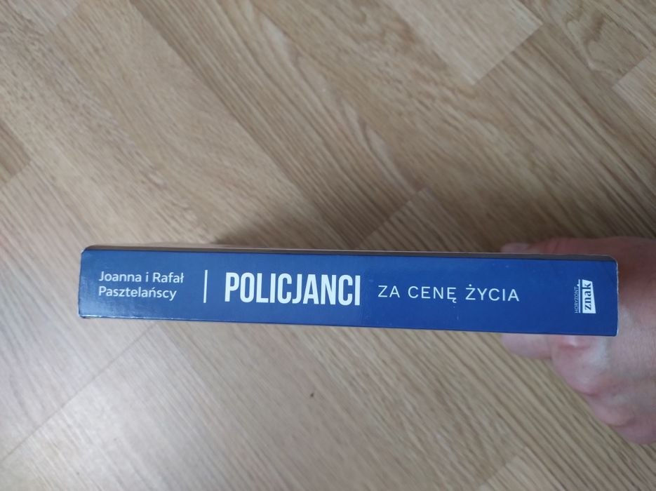 Książka "Policjanci za cenę życia" - Pasztelańscy.