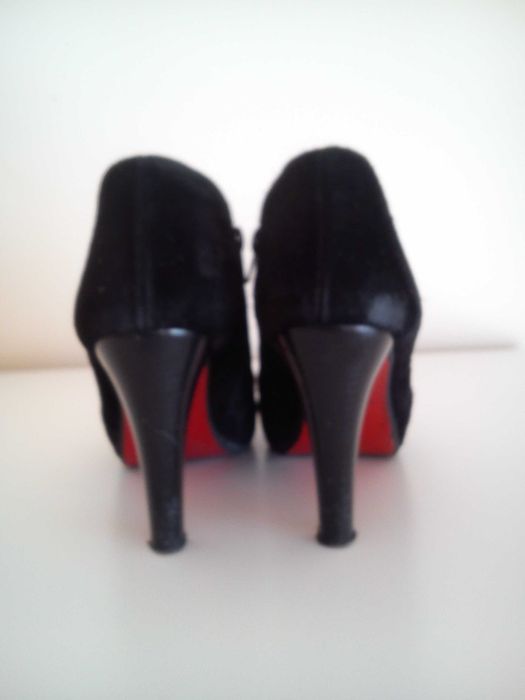 Botins pretos em camurça Tam.37